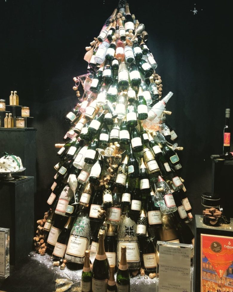 albero-natale-grande-particolare-bottiglie-vetro