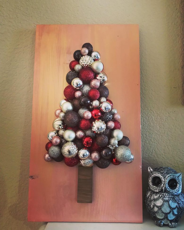 albero-natale-grande-particolare-palline-incollate