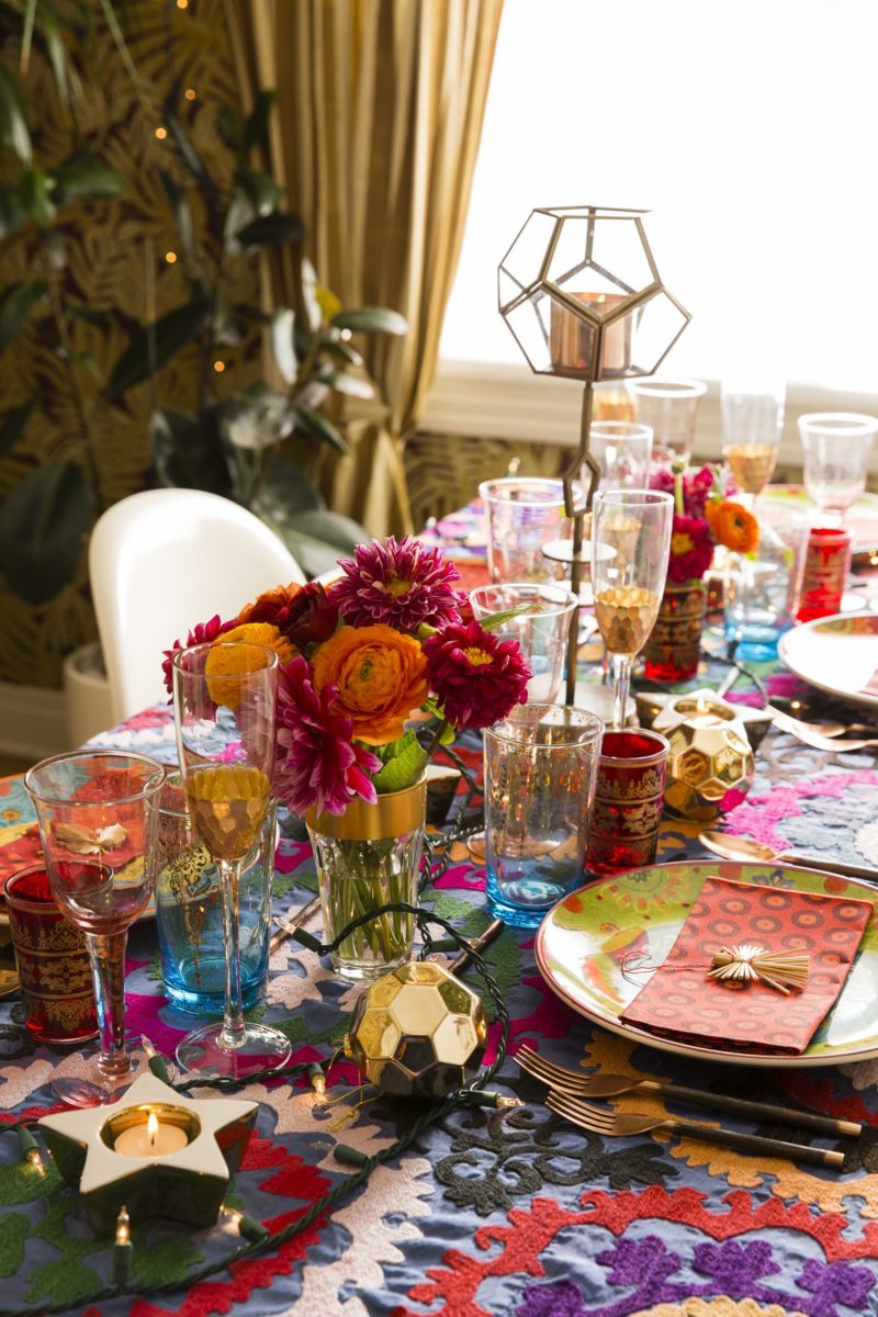 apparecchiare-tavola-stile bohemien-fiori-vasi