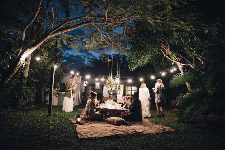 apparecchiare-tavola-stile bohemien-giardino