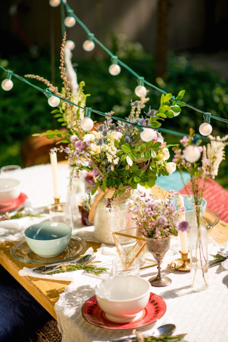 apparecchiare-tavola-stile bohemien-illuminazione