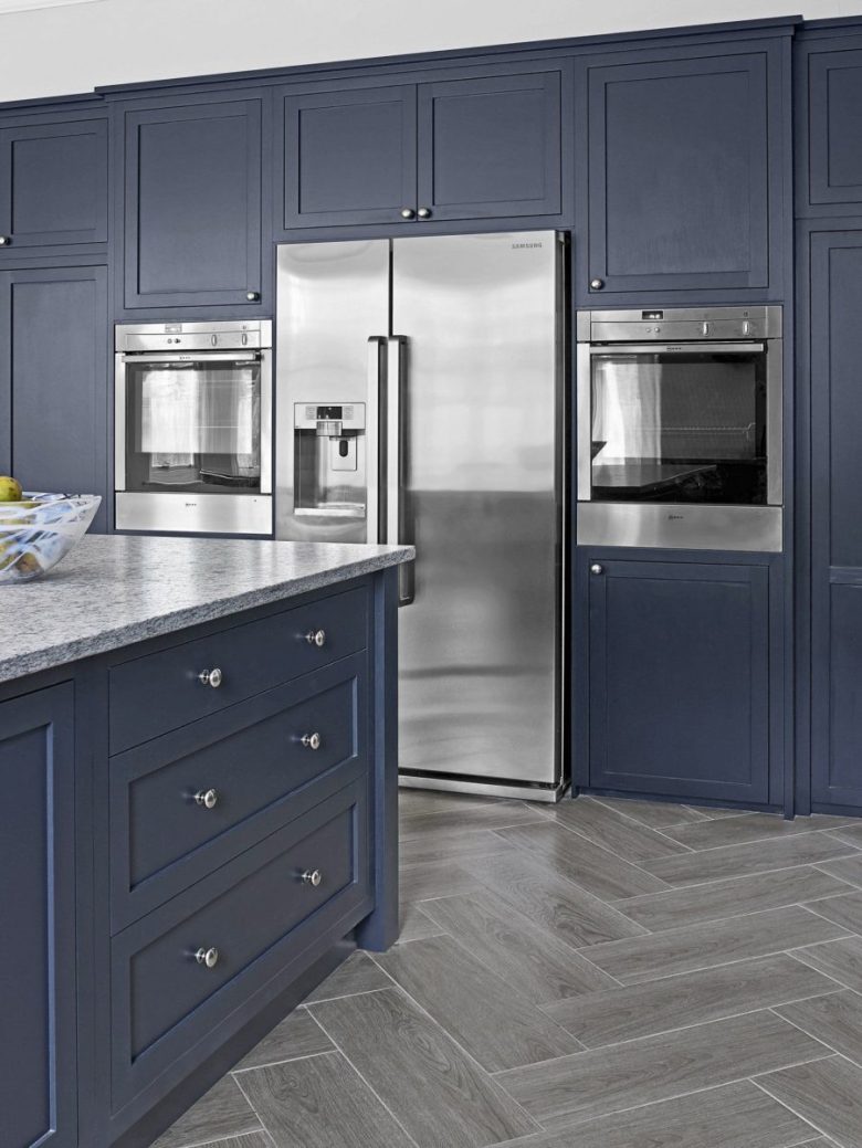 blu-acciaio-cucina-mobili-legno