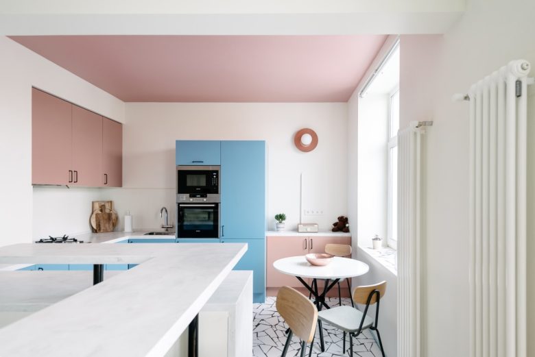 cucina-color-aragosta-contrasto-azzurro
