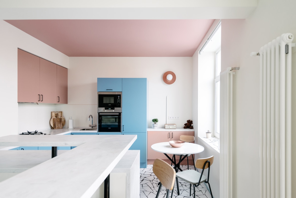 cucina-color-aragosta-contrasto-azzurro