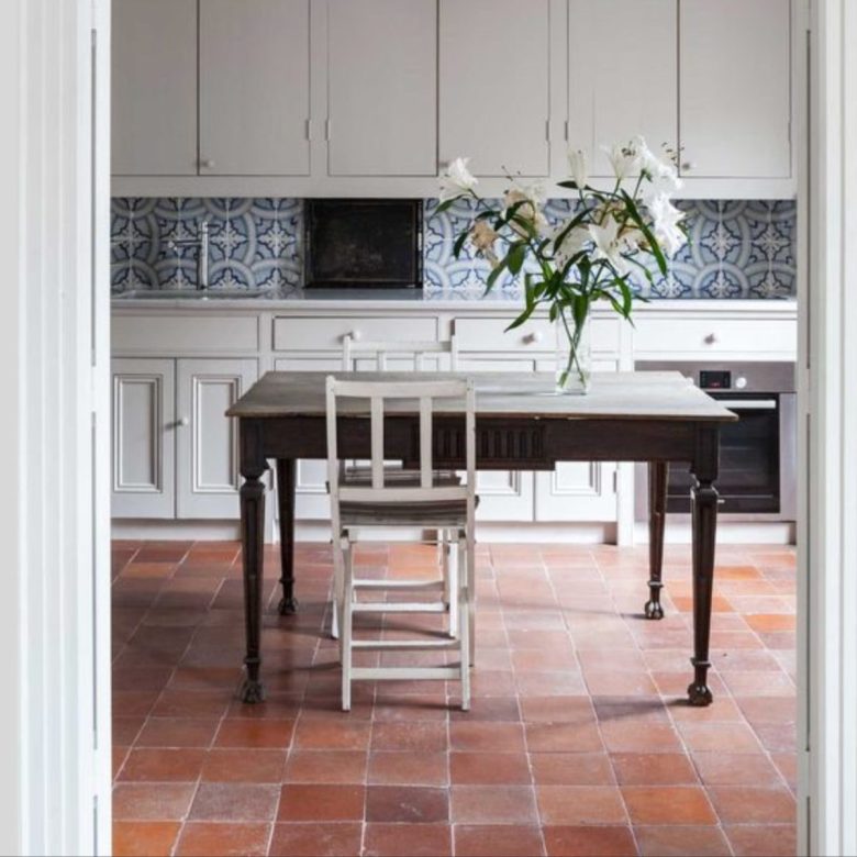 cucina-color-aragosta-piastrelle
