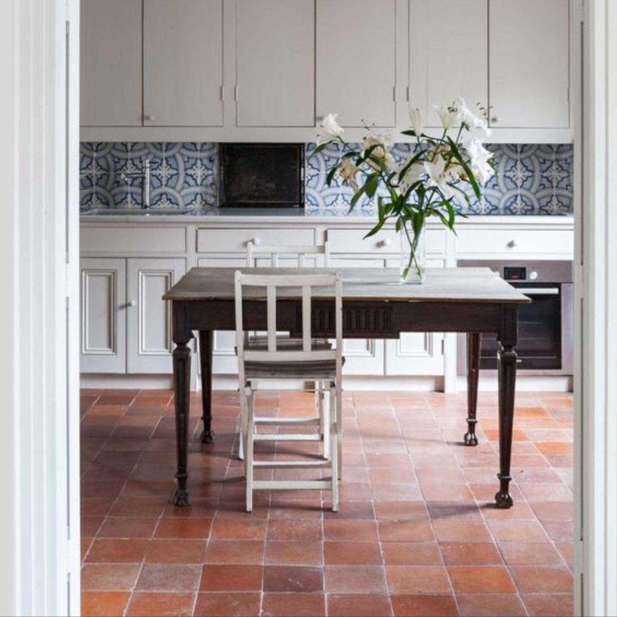 cucina-color-aragosta-piastrelle