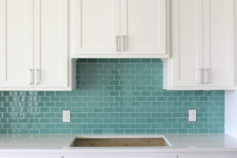 cucina-color-tiffany-parete-piastrelle