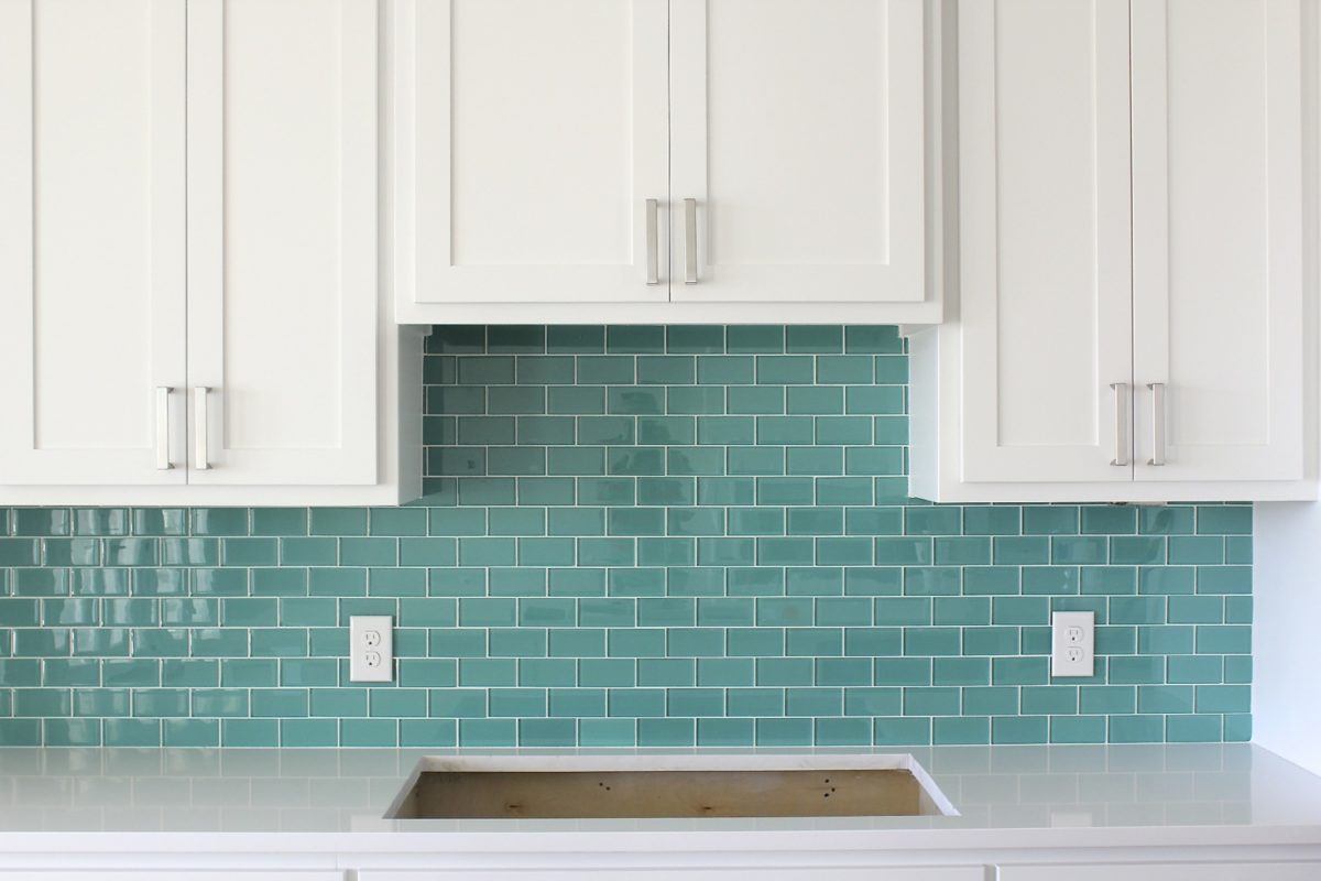 cucina-color-tiffany-parete-piastrelle