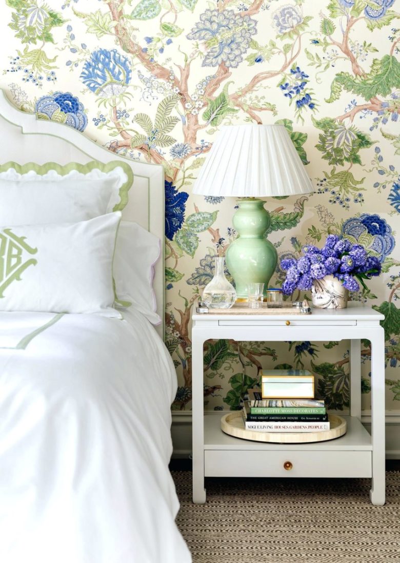 camera-letto-verde-menta-lampada