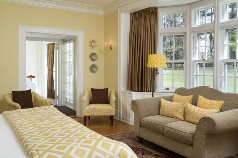 color-giallo-miele-soggiorno-decorazioni