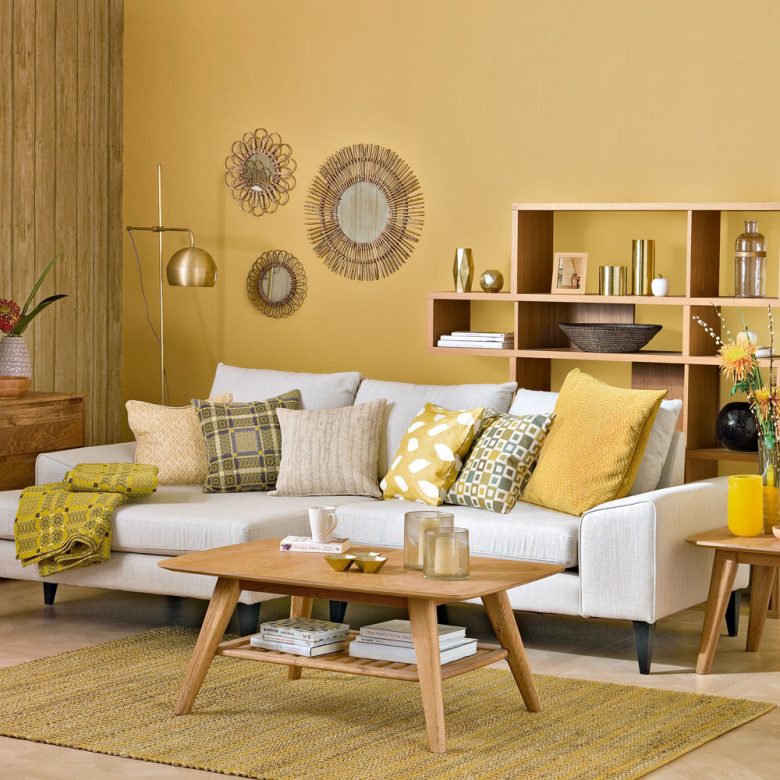 color-giallo-miele-soggiorno-parete-divano