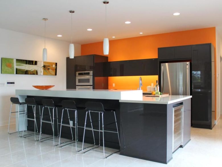 cucina-arancione-parete-bancone