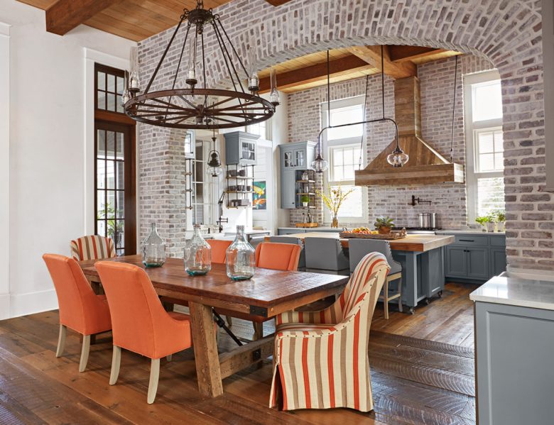 cucina-arancione-sedie-sala
