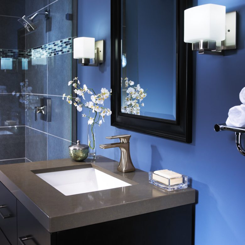 colore-blu-reale-bagno-parete