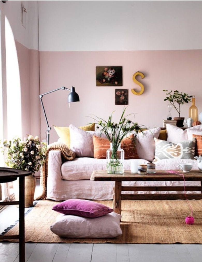 soggiorno-color-pesca-bohemien-elegante