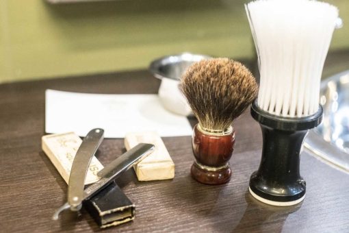 Tagliarsi i capelli da soli: idee per creare un angolo barber in casa