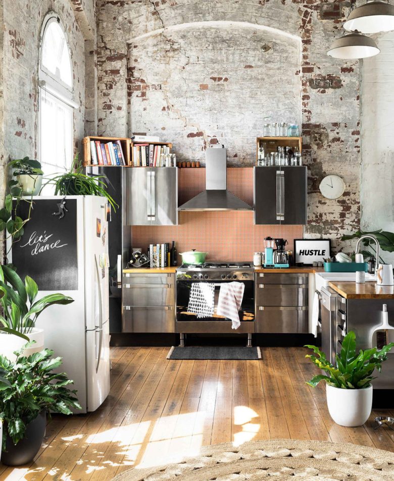 arredare-cucina-rosa-industrial