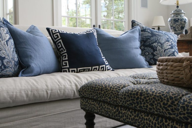 colore-denim-soggiorno-cuscini