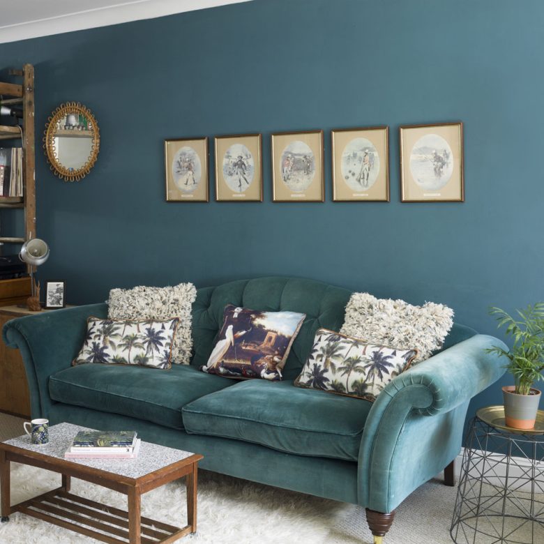 colore-denim-soggiorno-divano