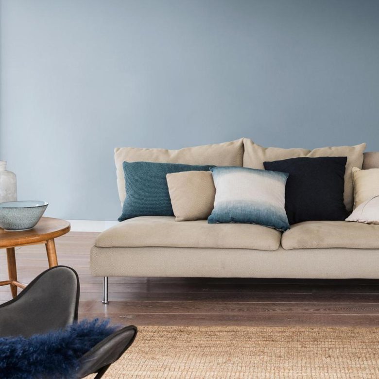 colore-denim-soggiorno-divano-minimal