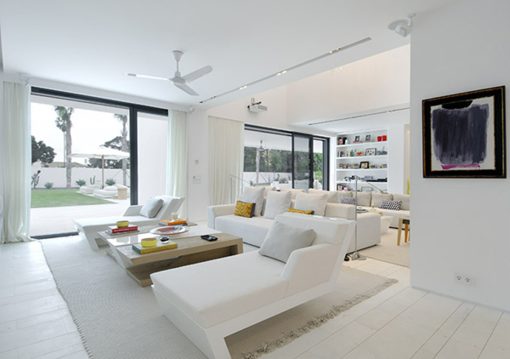 Soggiorno total white: fascino e suggestione