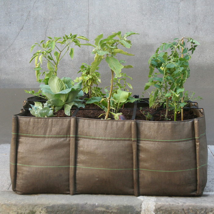 10-idee-creative-per-un-orto-domestico-sul-terrazzo-vaso-portaoggetti
