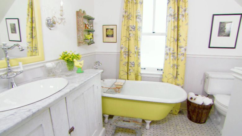 Sarah Richardson remodels and decorates an old farm house room by room.