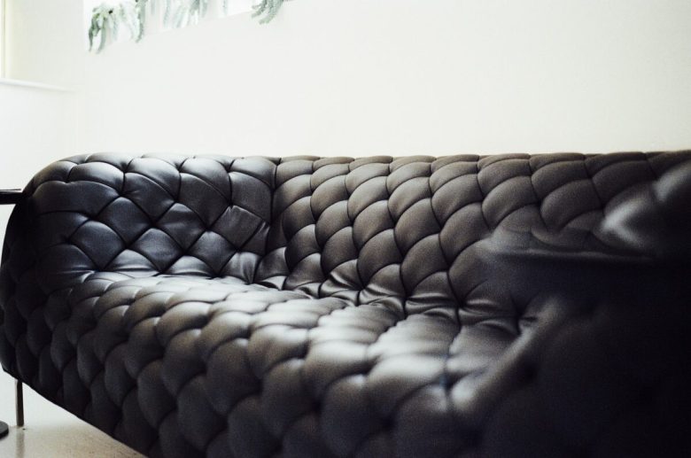 5-idee-per-un-divano-in-pelle-cucitura