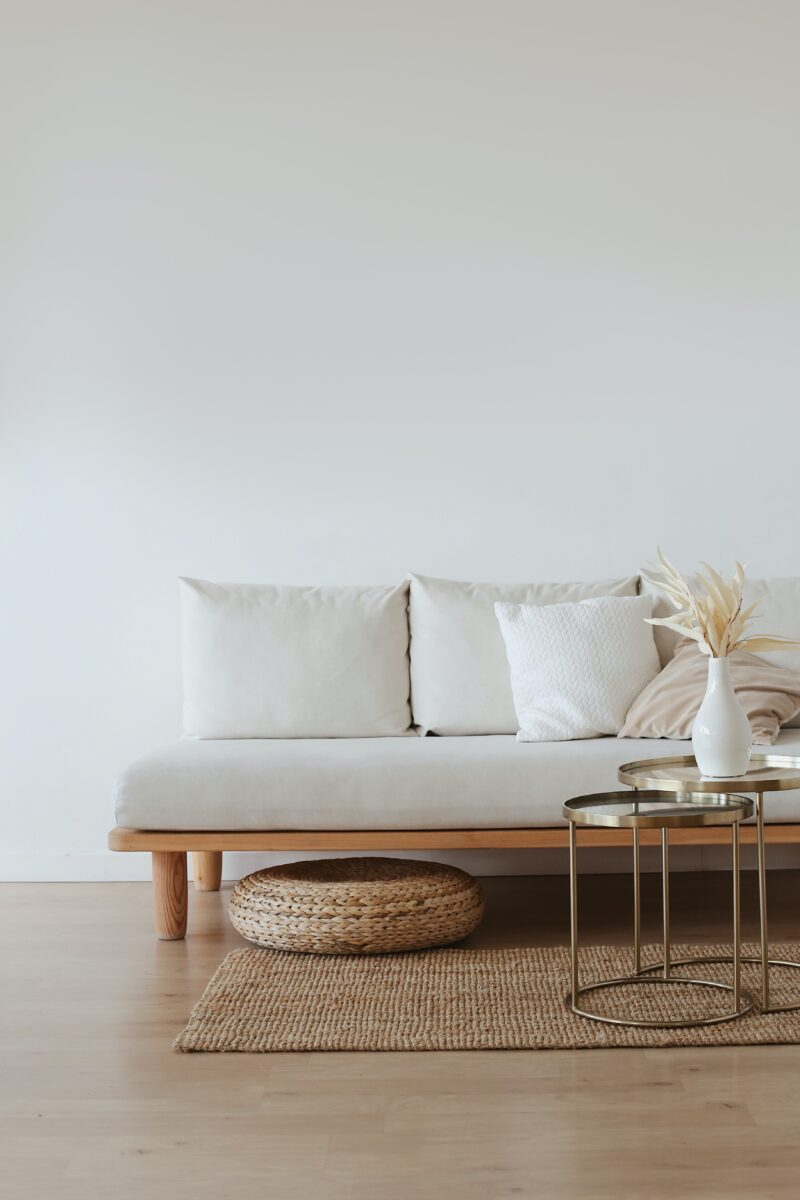 5-idee-per-un-divano-in-pelle-legno-