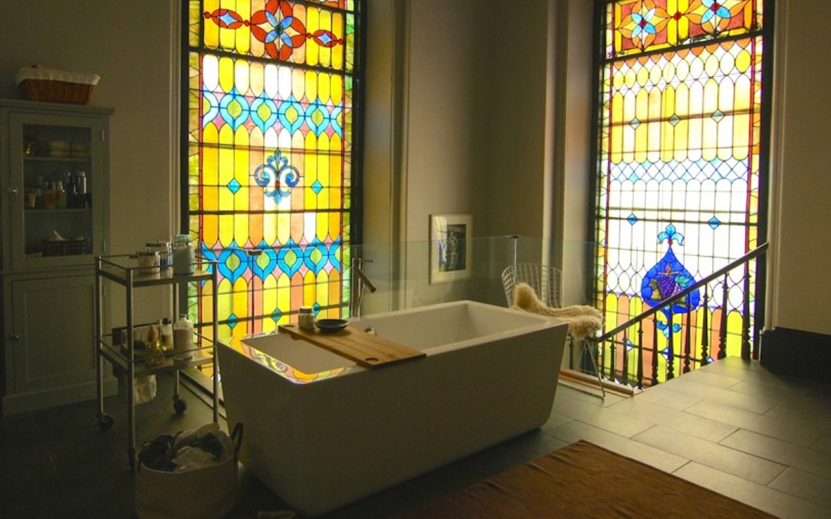 abitare-in-una-chiesa-sconsacrata-bagno-vetrata