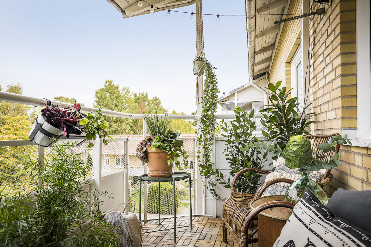 balcone-giallo-ocra-e-vimini