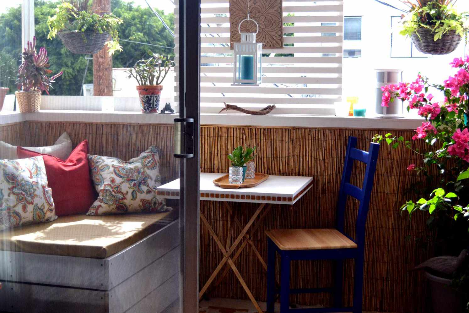 balcone-legno-e-colori-brillanti