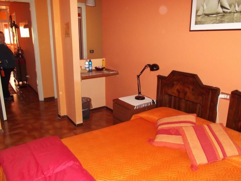 camera-da-letto-arancione.4jpg