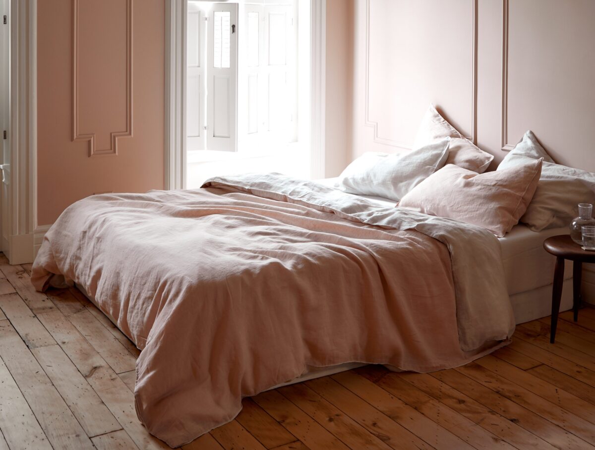 camera-da-letto-monocromatica-rosa