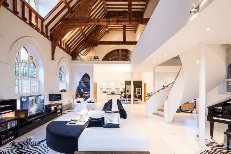 casa-con-travi-e-vetrate