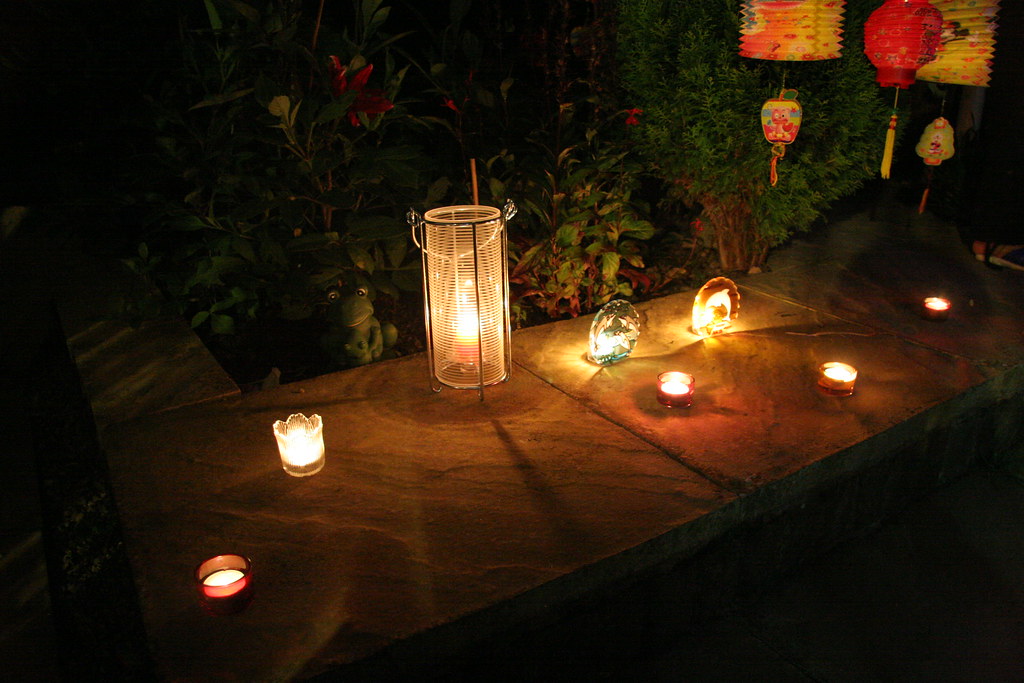 creare-piccola-spiaggia-giardino-candele
