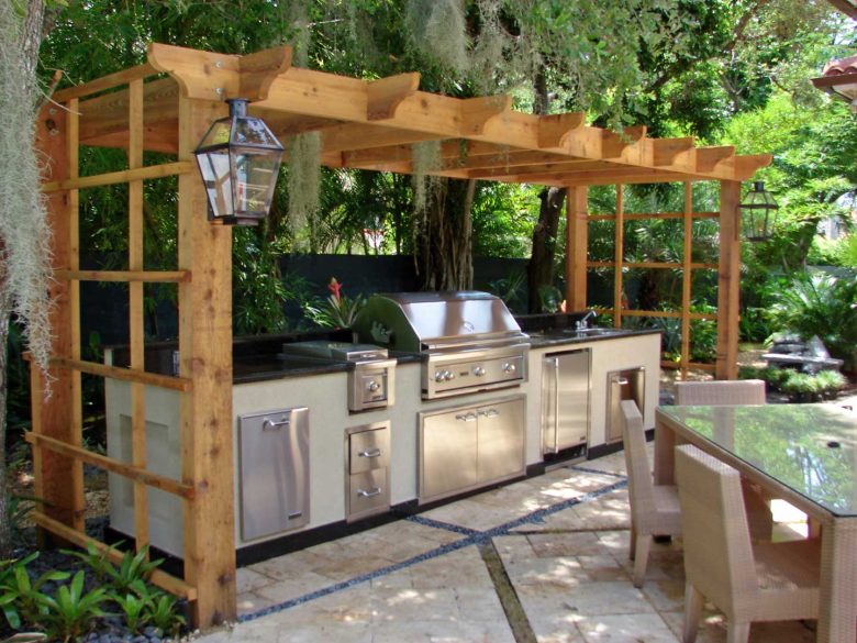 cucina-acciaio-con-pergolato