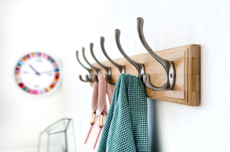 arredare-ingresso-stile-moderno-gancio-da-parete