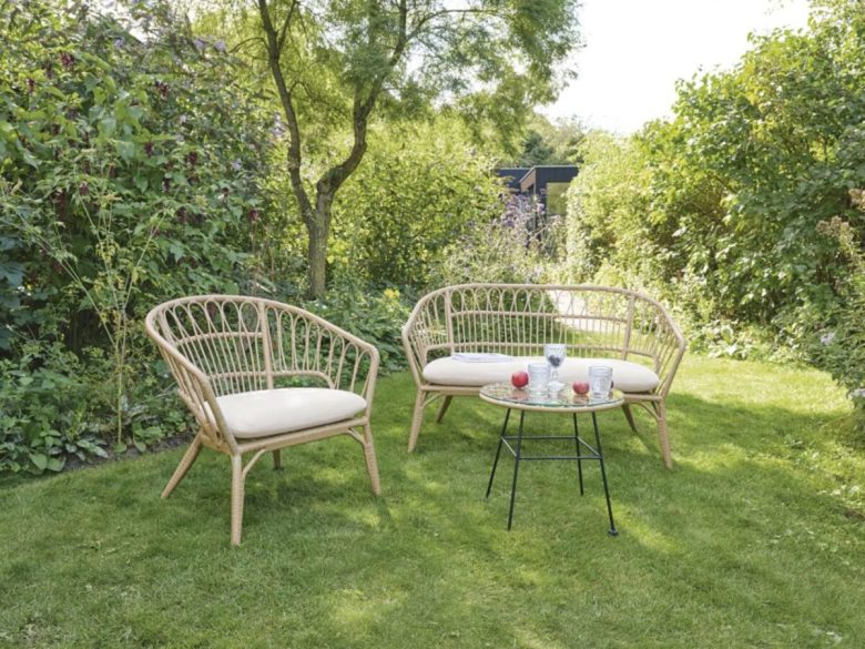 maisons-du-monde-estate-2020-tavolino-da-giardino-in-resina-effetto-rattan-e-metallo-nero