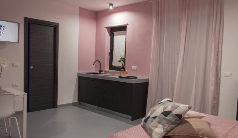 soggiorno-rosa-nero