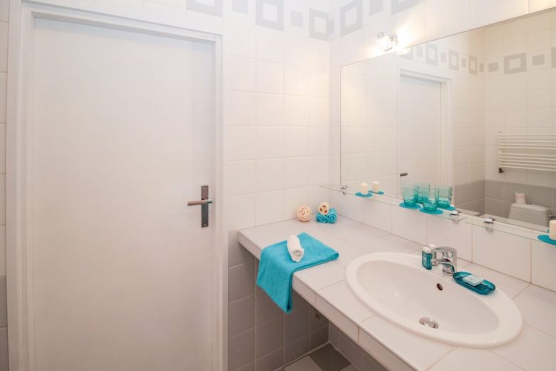 the-power-of-color-arredare-un-piccolo-bagno-con-il-colore-dettaglio