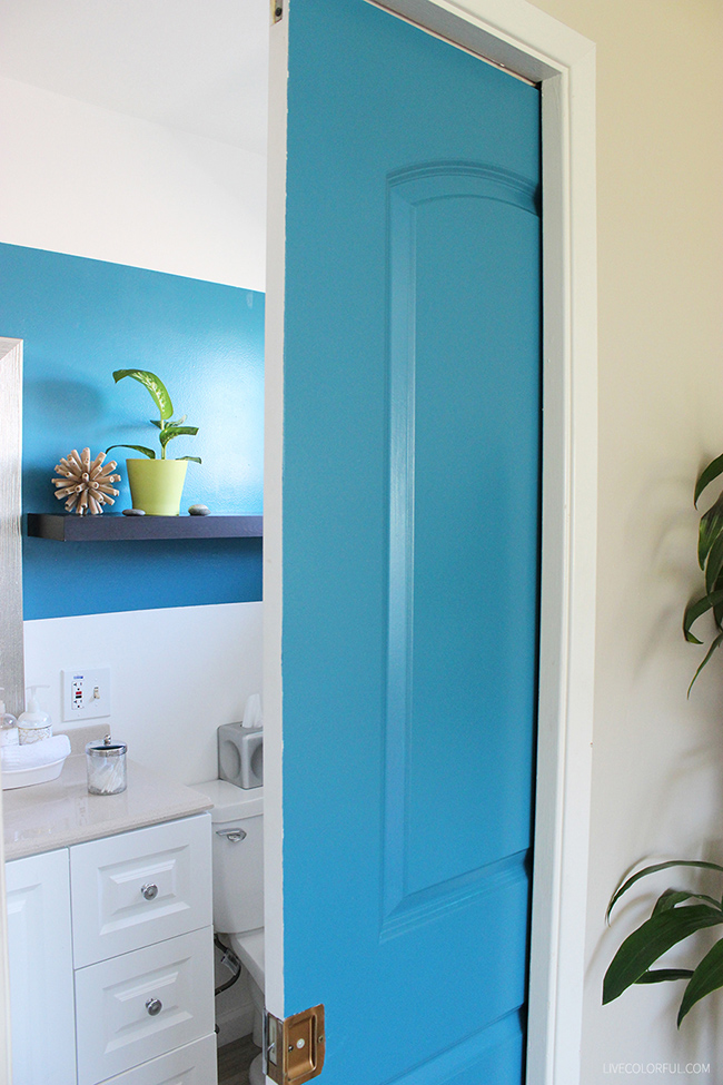 the-power-of-color-arredare-un-piccolo-bagno-con-il-colore-porta