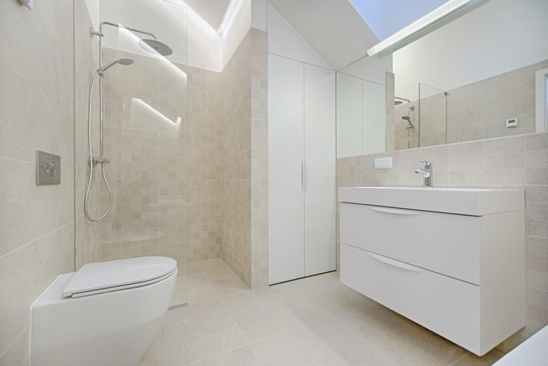 the-power-of-color-arredare-un-piccolo-bagno-con-il-colore-total-white