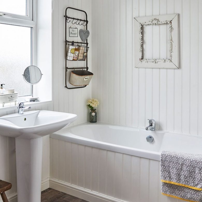 bagno-stretto-e-lungo-accessori-da-parete