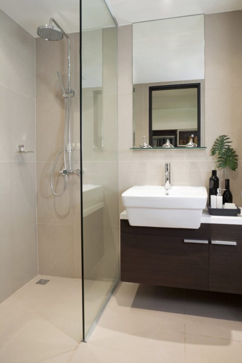 bagno-stretto-e-lungo-vetrate-e-specchi