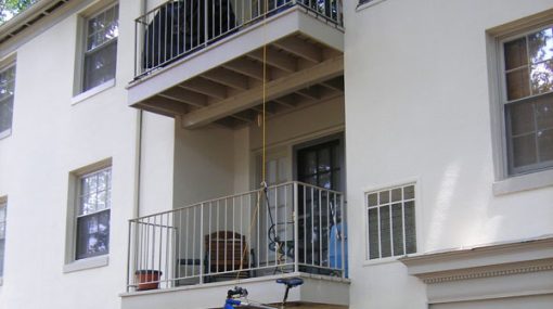 Montacarichi sul balcone: limiti e obblighi per l’installazione