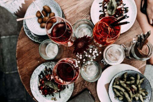 Come preparare la tavola per l’aperitivo: 5 idee trendy