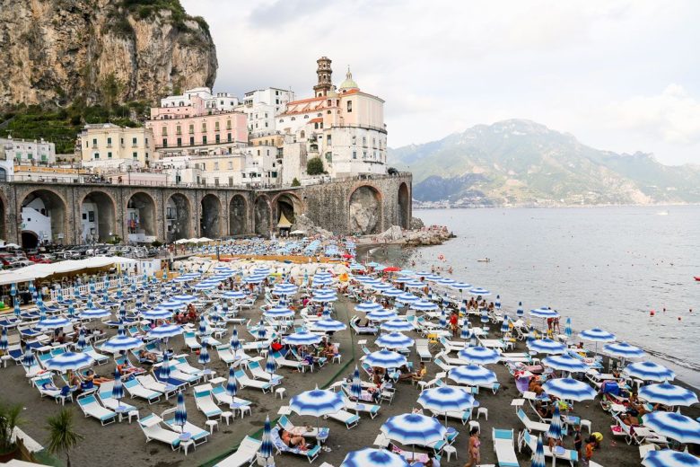 spiaggia-di-atrani-ombrelloni