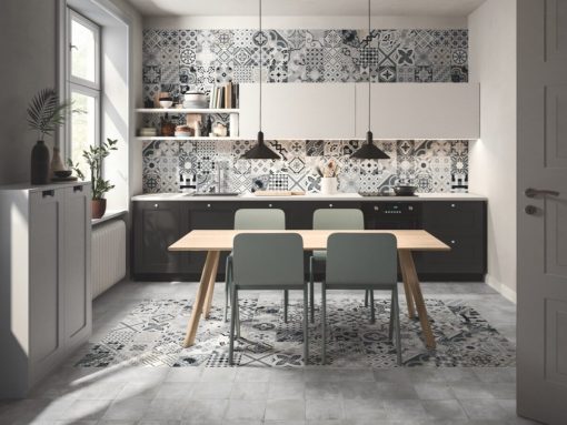 Paraschizzi cucina: idee di arredo con le cementine