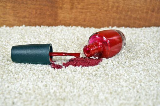 Come eliminare le macchie di smalto dal divano